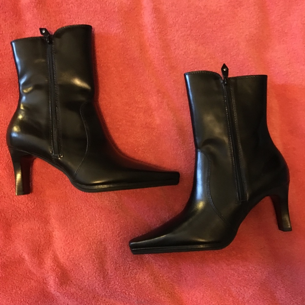 Unisa Black leather boots. New without tags